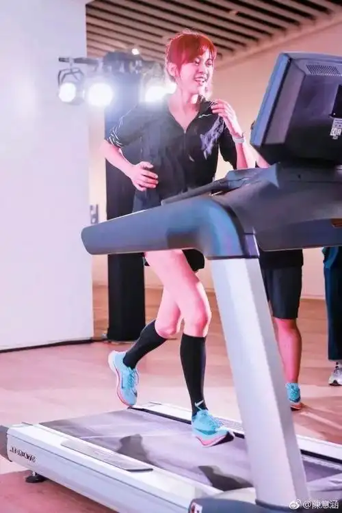 38岁的陈意涵产后一个月就练肌肉网友她怎么连坐月子都这么野
