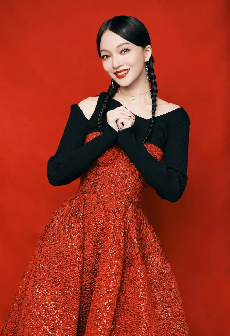 张韶涵聚会照片,胡家兄弟稳如泰山,吴克群满面通红