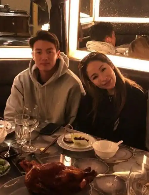 萧亚轩小男友压力过大吐血被送就医:要求老公进步的女人会幸福吗插图