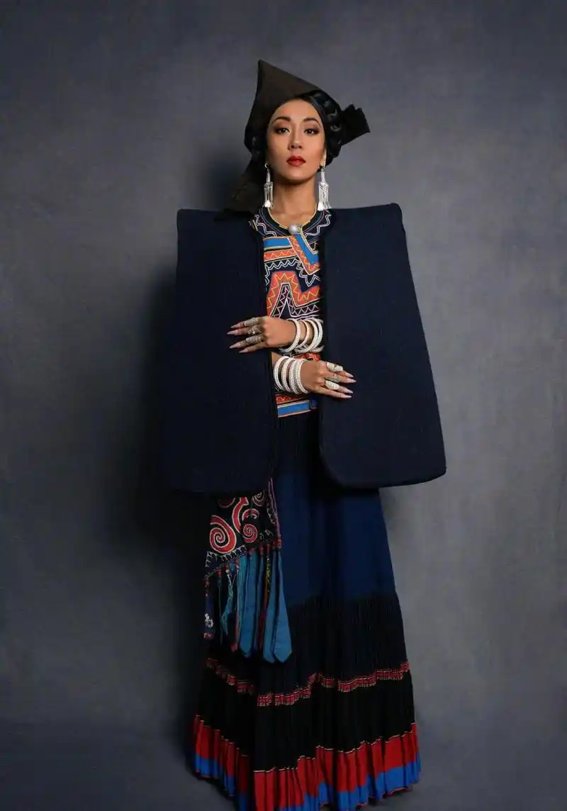 吉克隽逸穿家乡彝族的阿都服饰真的绝了啊[比心] 吉克隽逸回到家乡