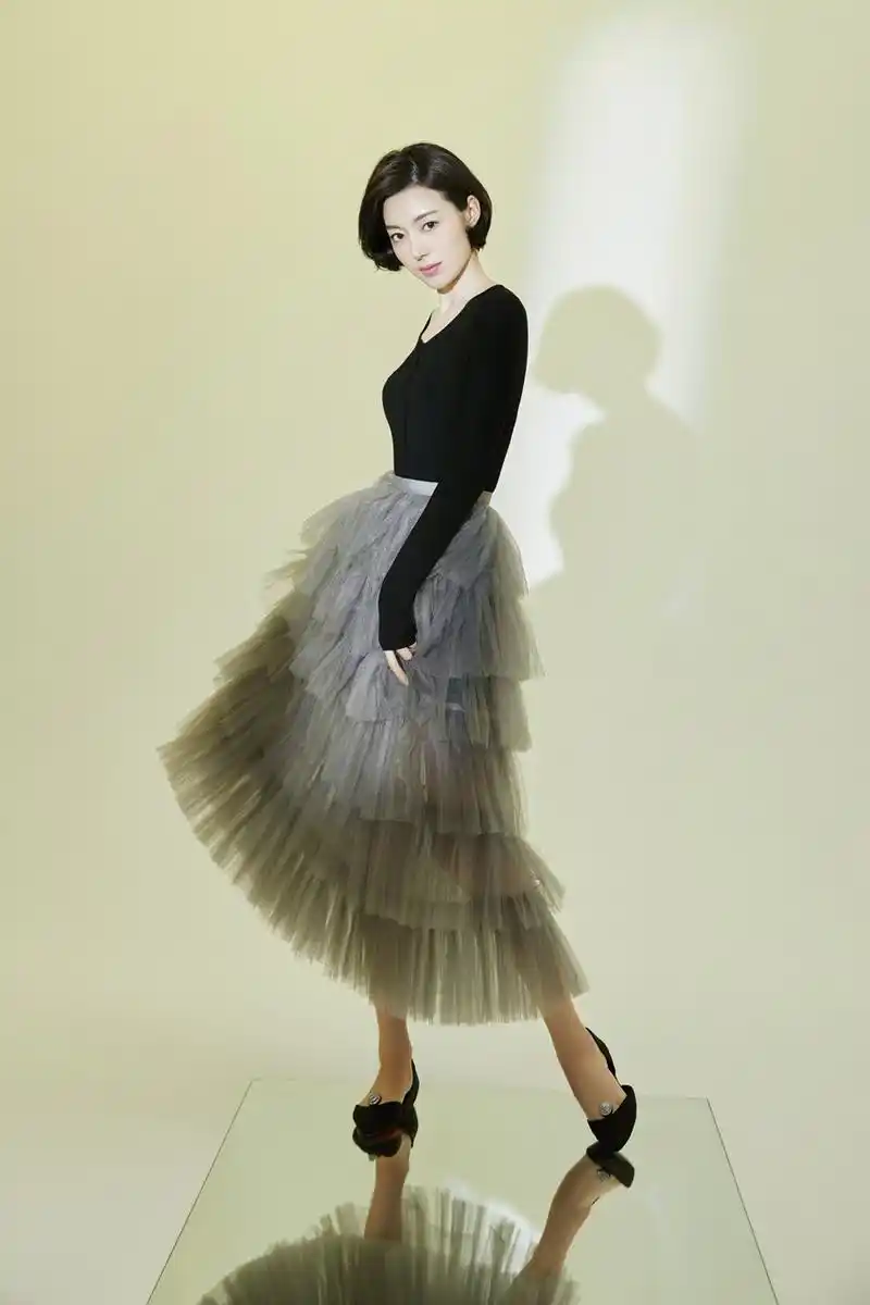 何美璇复古写真知性优雅不失俏皮