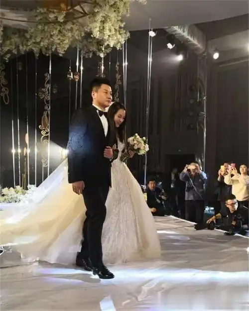 可喜可贺41岁李金羽举办婚礼新娘如花似玉肇俊哲担任伴郎