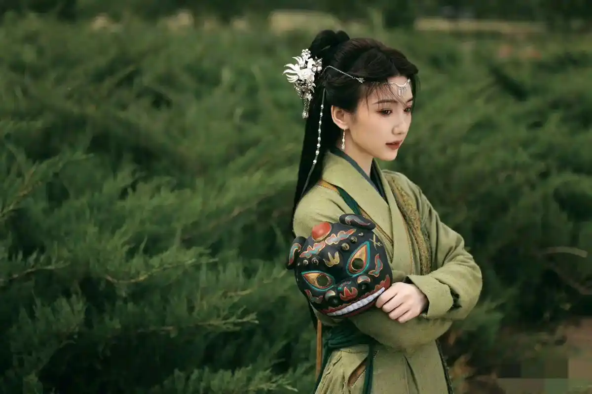 古典国风美人# #毛晓彤#  毛晓彤最新古装造型  侠气十足 小辫子搭配