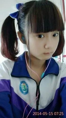 求几张初中女生的照片,平凡的,同一个人的,越多越好