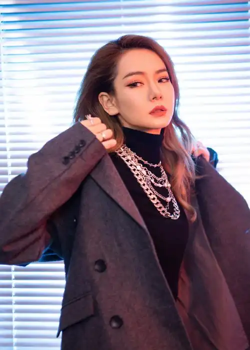 戚薇摩登卷发酷感写真图片,戚薇图片-第4图