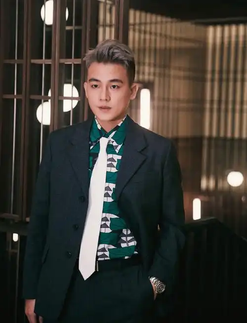 欧豪超话灰色西服搭配绿色印花衬衫,优雅剪裁交织现代廓形,白色领带