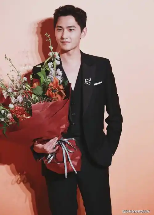 杨洋穿西装真迷人拍摄落日光感写真尽显绅士风度不愧是校草