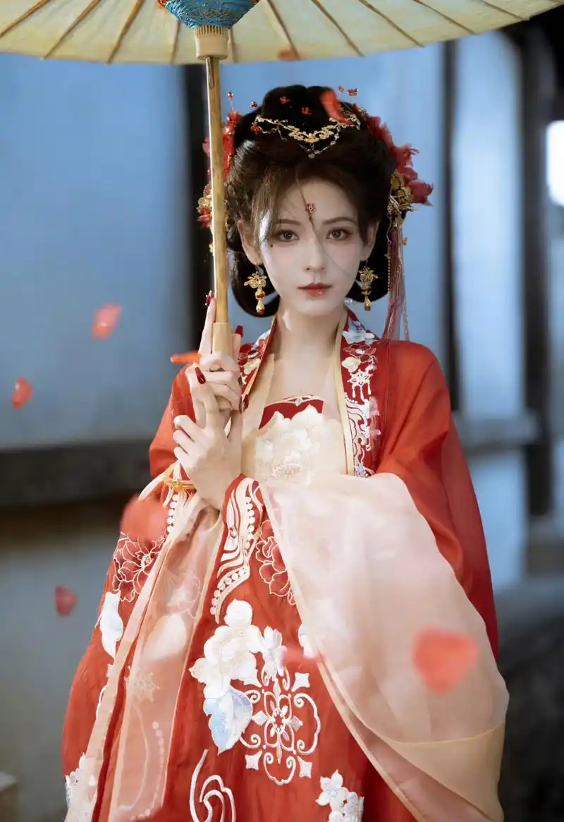 张予曦,红色古装裙,高贵端庄!