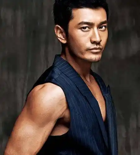 "油油腻腻"的大叔黄晓明,曾经的"高光"时刻,竟是在童年!