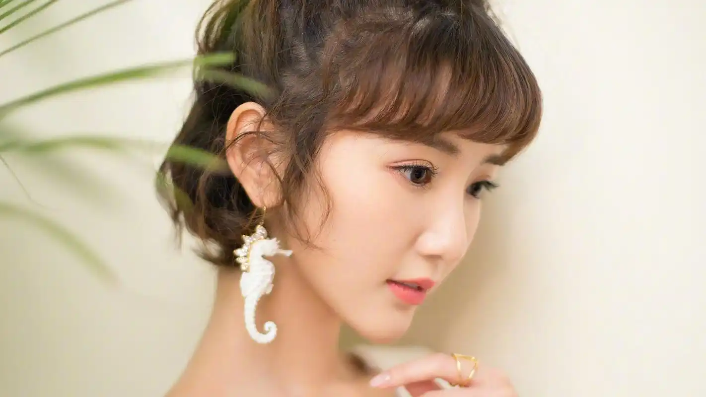 清纯美女明星毛晓彤高清桌面壁纸