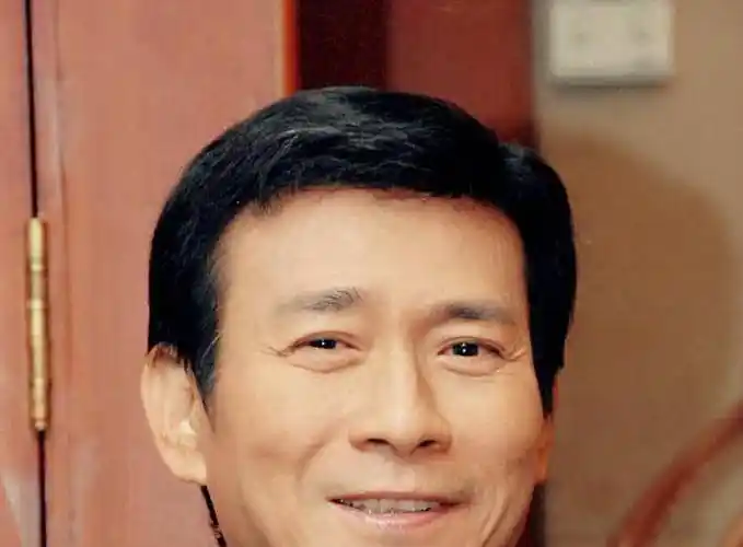 郑少秋都73了戴金属框眼镜,身穿条纹衫,说40我都信_灰色_选择了_夹克