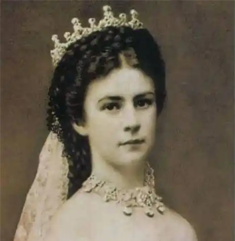 真实的茜茜公主:儿子自杀,害死亲生女儿,在船上被一把锉刀暗杀