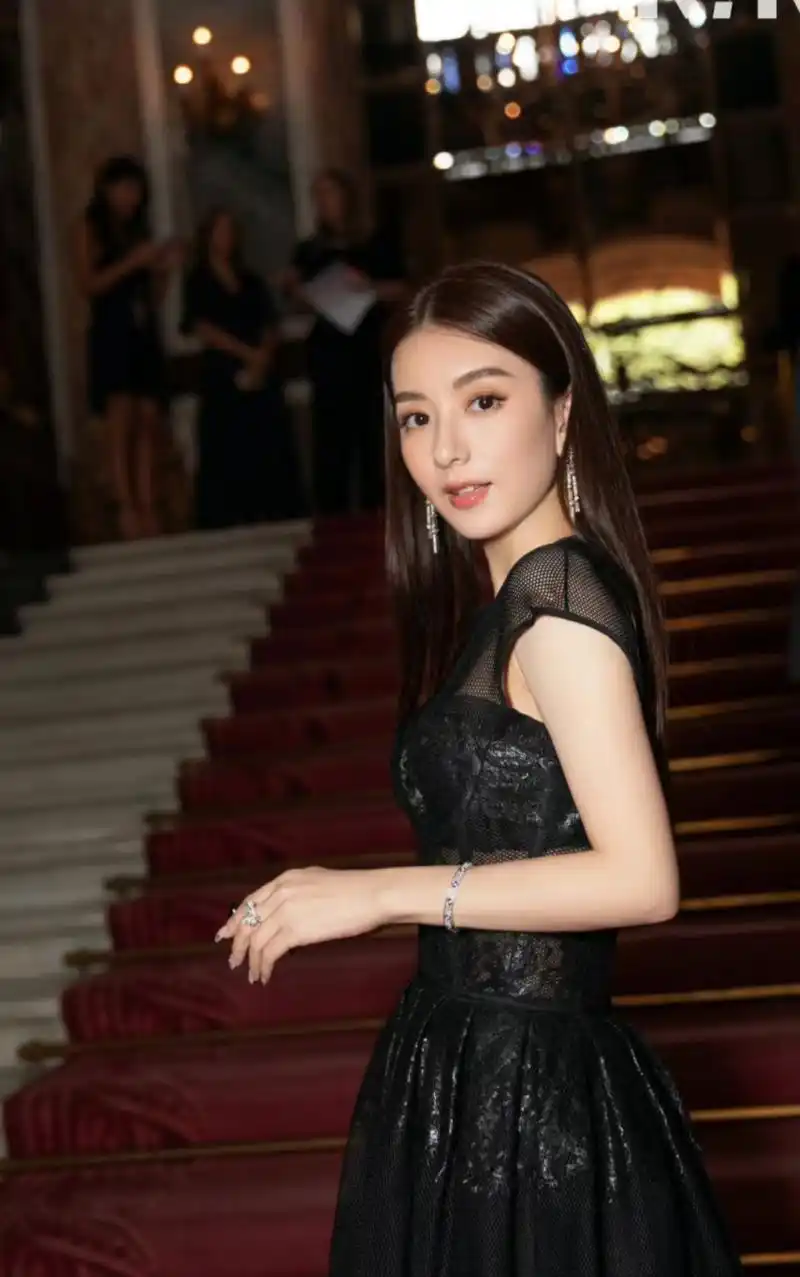 方媛法国高定时装周上的造型释出,黑色礼服搭精致容颜,彰显出优雅可人