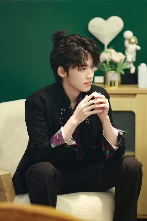 宋亚轩我们的客栈黑色外套剧照##宋亚轩黑色西装造型