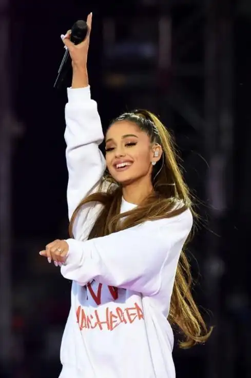 美国女歌手阿里安娜·格兰德成为英国曼城首位荣誉市民