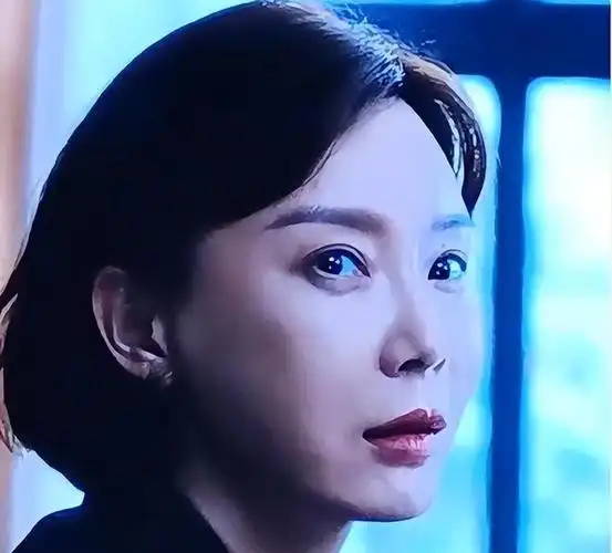 网友表示本来兴高采烈地看《消失的十一层》,冷不丁的被陈数的肿胀脸