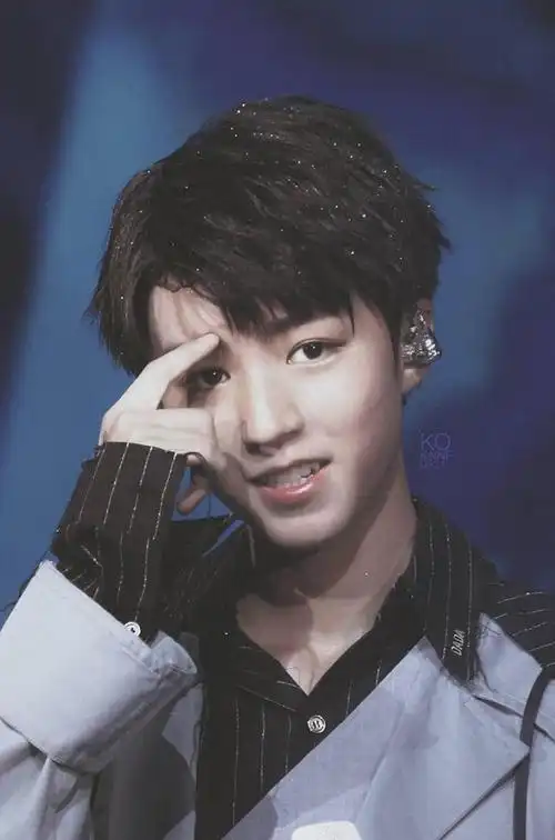 240208 蓝莓蛋糕日,追光少年王俊凯的温暖庆生会!