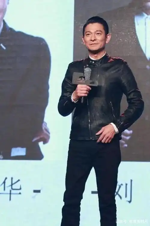 刘德华真是时尚型男,穿黑色皮衣梳一个背头,造型上相当有范