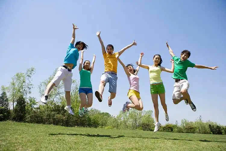 年青人在一起追跑