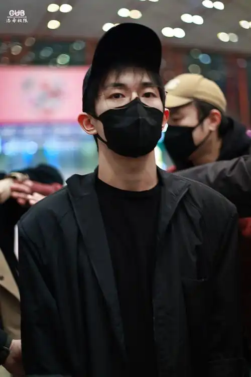 易烊千玺二三逢时戢鳞风起##易烊千玺北京机场出发