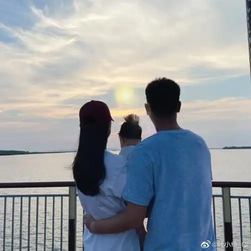 从照片可以看到,抱着孩子的叶绮被老公搂着腰,一家三口正欣赏着海边的