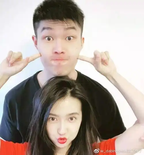 照片中两个人做鬼脸,许龄月伸出舌头不带偶像包袱,而男方的耳朵上戴着