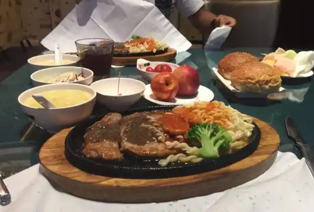 西餐厅吃牛排一大一小的两杯柠檬水是做什么的可别乱喝闹笑话