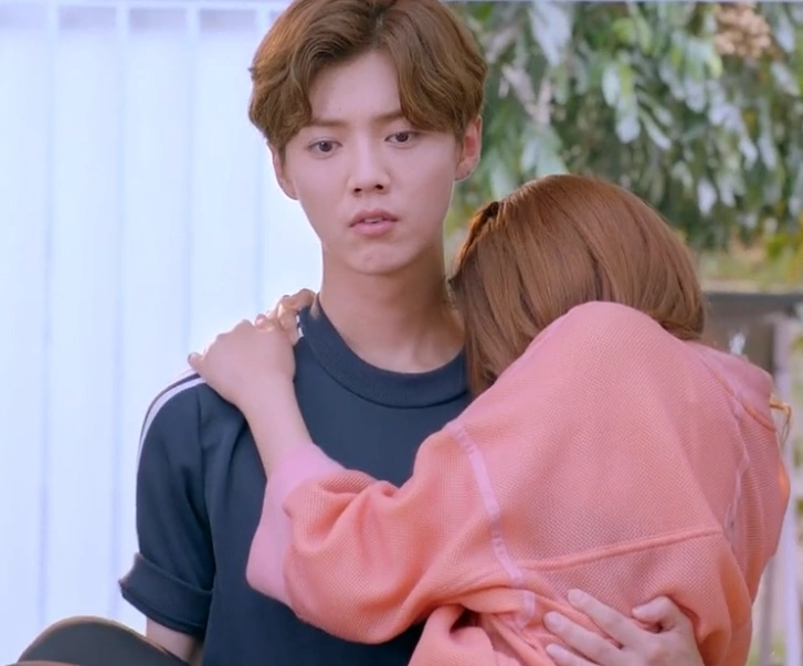 甜蜜暴击:关晓彤被鹿晗公主抱,网友:那可是你媳妇,轻点!