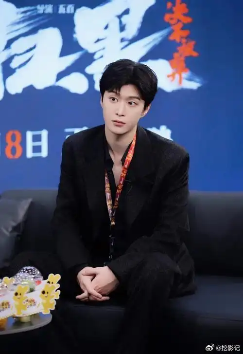 范丞丞暗戳戳的精致感##范丞丞暗纹纯黑西装