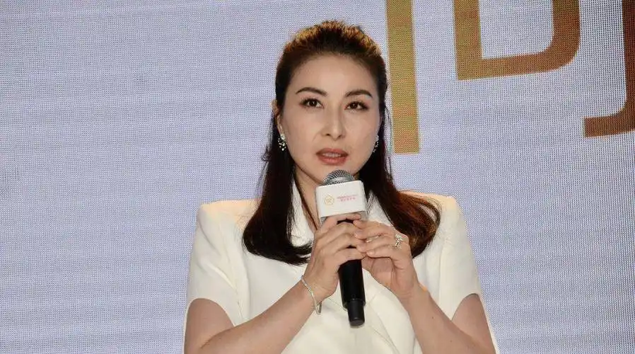 郭晶晶近照曝光,腹部比霍启刚还大,难怪都猜她怀上了四胎_霍家_豪门