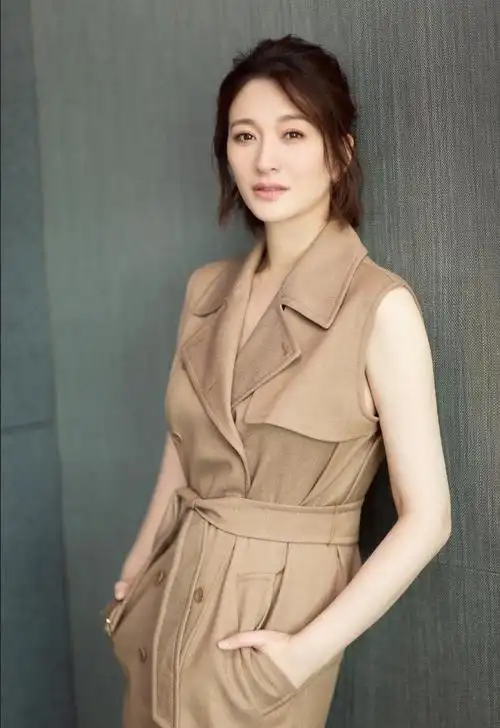 被北京美女"李小冉"惊艳到!穿抹胸裙变"水蜜桃",性感又迷人