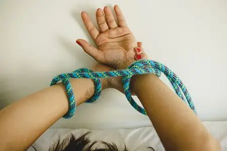 男女诱惑感和年轻女人的手绑着绳子在床上背景