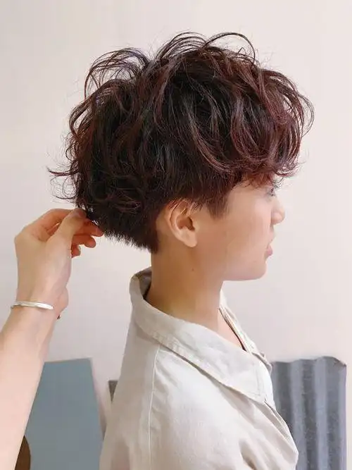 女士推边纹理烫短发,利落蓬松真时尚,很适合40岁以上的姐妹