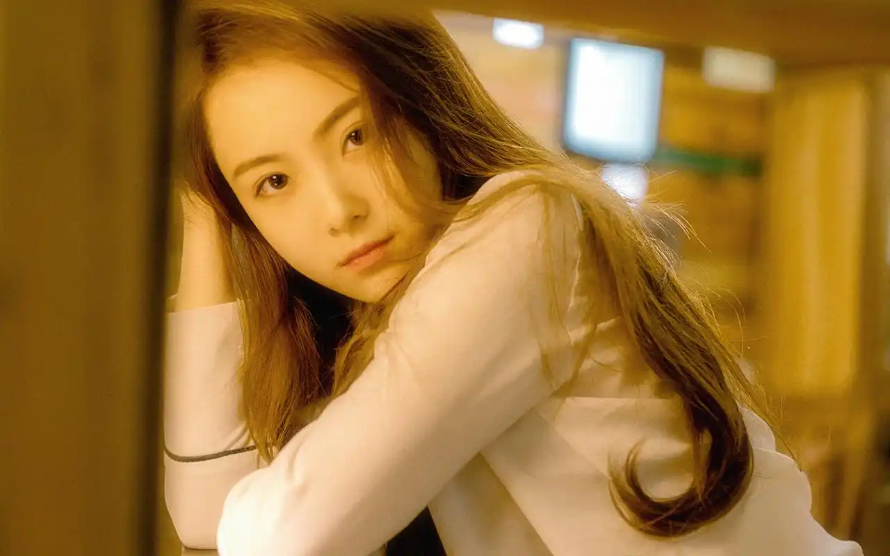 白皙清纯美女唯美高清桌面壁纸