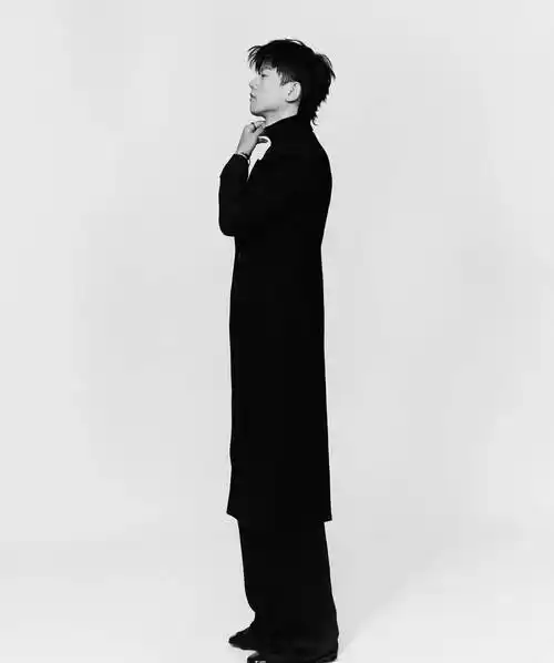 张杰首登《费加罗男士》封面,黑白西装配皮裤,太酷啦!_黑色_杂志_时尚