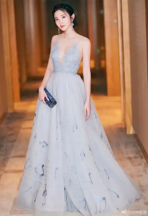 唐艺昕活动花絮,身着薄纱深v礼服,非常性感漂亮,唐艺昕很少性感打扮
