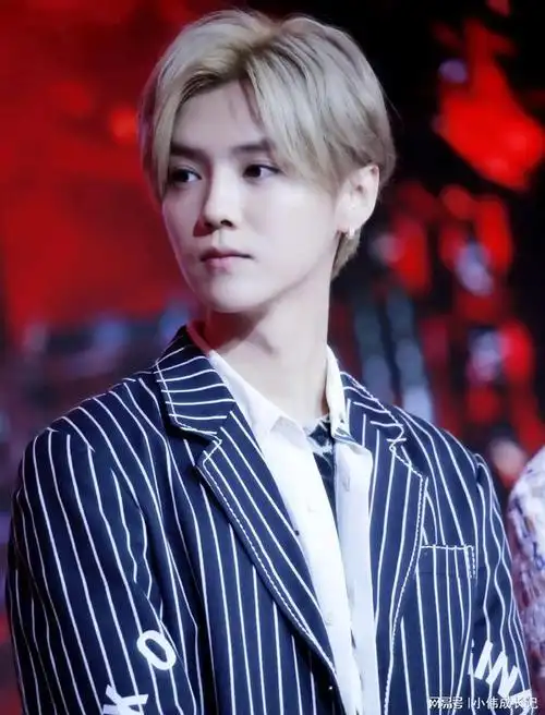 33岁鹿晗在球场被偶遇染黄发质感差很毛糙戴耳环苹果肌下垂