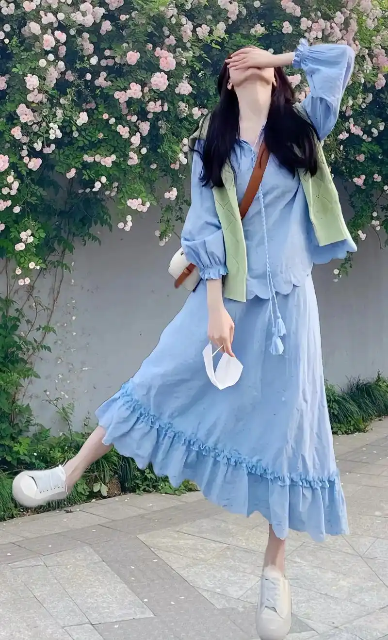 春天这样穿太好看啦.姐妹们～淡蓝色衬衫 同色系半身裙 青绿色 - 抖音