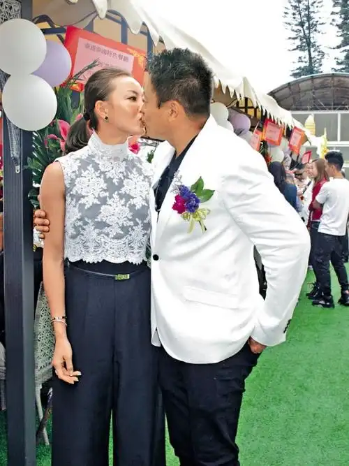 离婚似乎成必然38岁求稳的魏骏杰遇上18岁懵懂学生的张利华