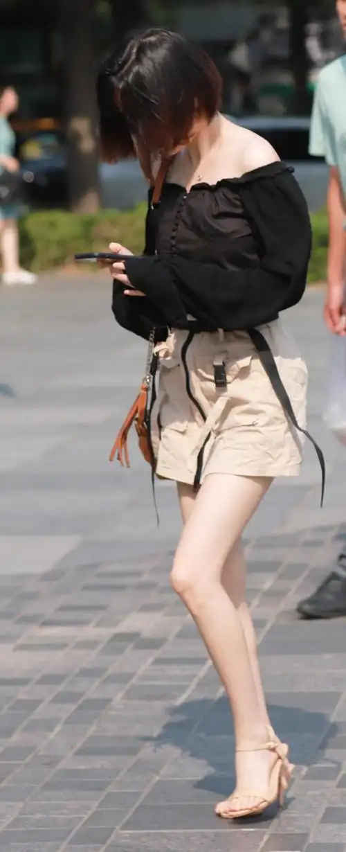 夏季时尚,穿短裤或短裙的漂亮女孩,谁的穿搭更显腿长?