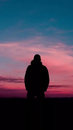 手机壁纸 一个人 天空下 的背影