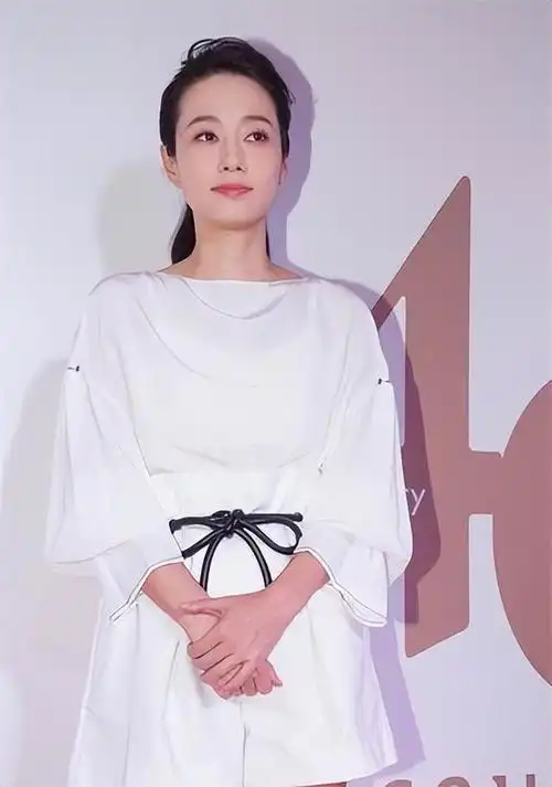 马伊琍扎高马尾太减龄!身穿白色套装清新俏皮,尽显少女的甜美