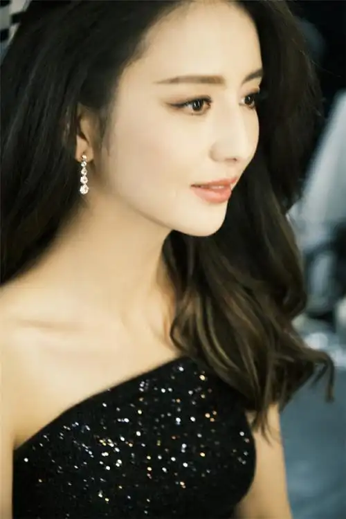 佟丽娅出席活动上演摩登格调身穿黑色流光长裙大秀好身材