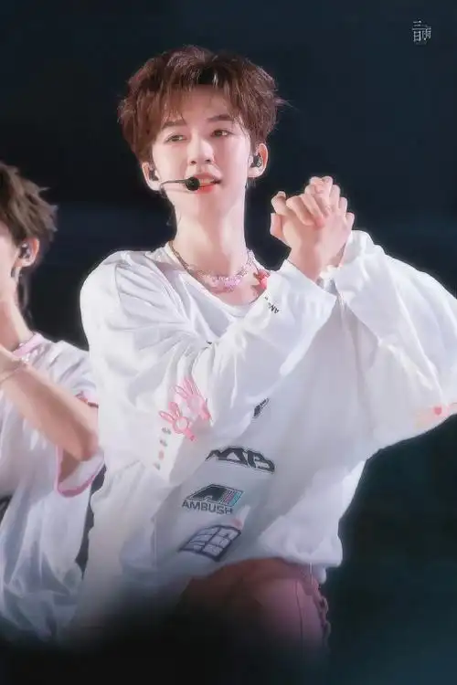 贺峻霖#存一些舞台小甜豆贺峻霖cr logo