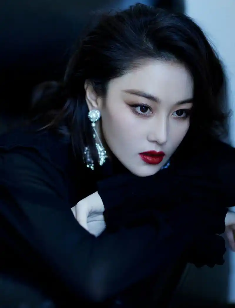 张馨予长得可真惊艳,御姐风十足.