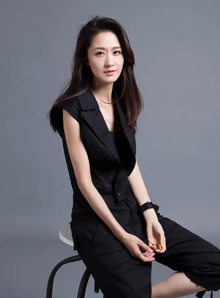 张雯写真曝光 气质干练英气十足