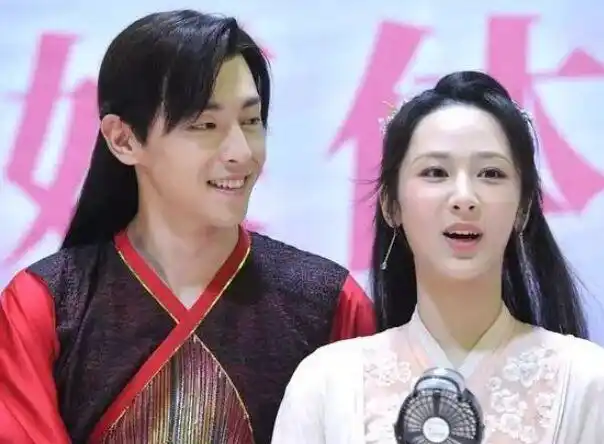 杨紫跟邓伦在一起了吗杨紫和邓伦在一起了吗