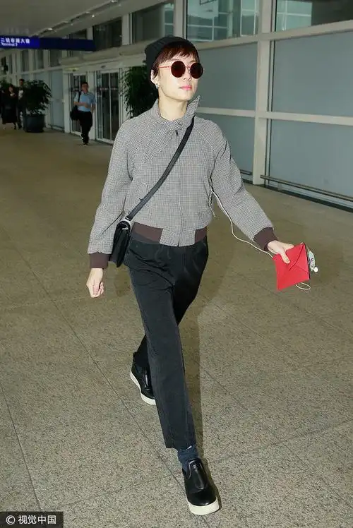 孙俪机场街拍.  图片来源:卢振辉/视觉中国