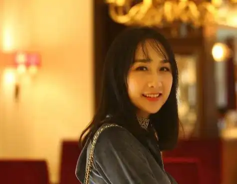 雷佳音34岁娇妻近照身材窈窕曾是荧幕童年女神