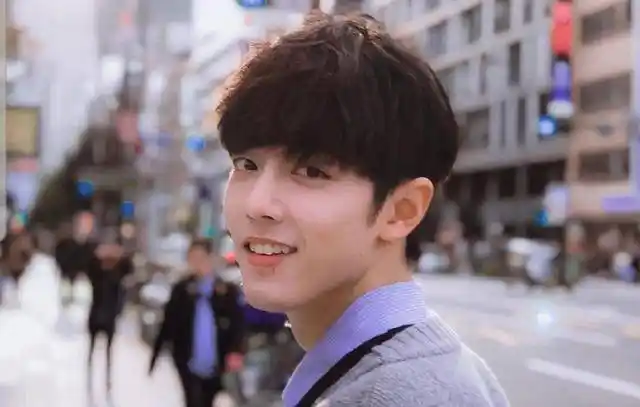 肖战解锁《海贼王》手势,从孙燕姿到路飞,肖战"追星"路太励志